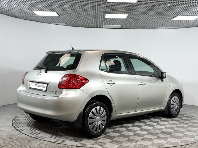 Передние фары Тойота аурис 2009