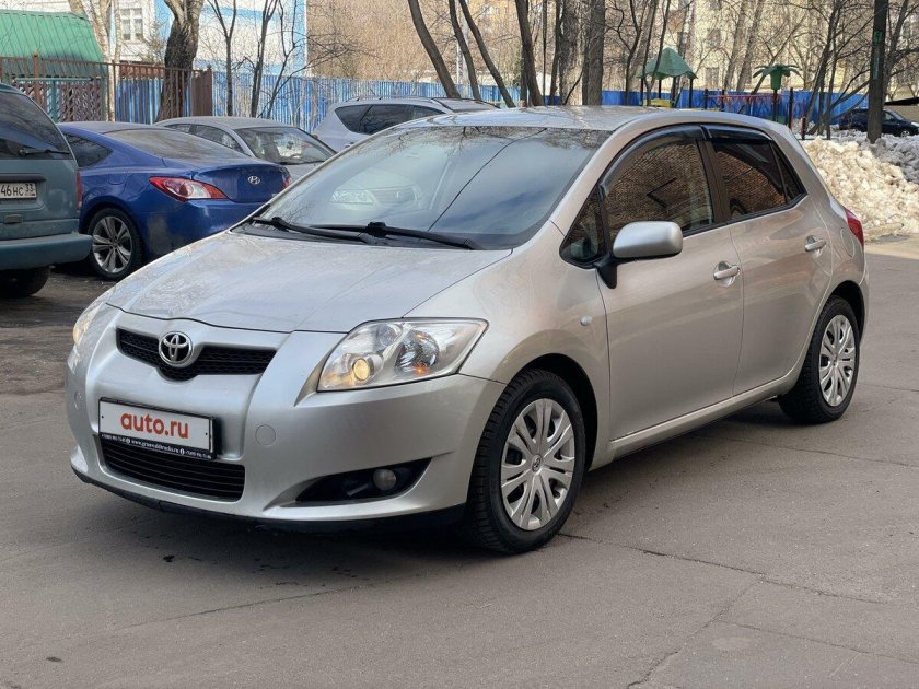 Тойота аурис 2008 года