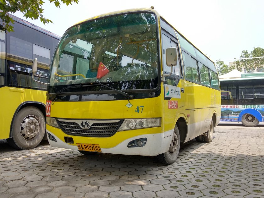 Китайский желтый автобус