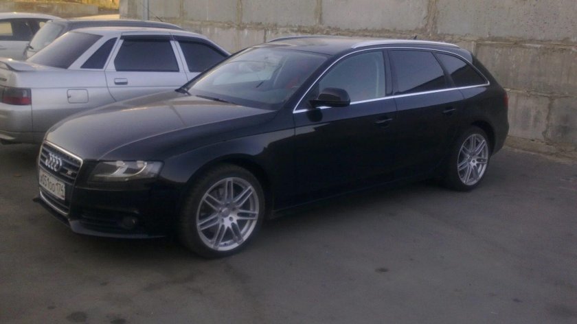 Черная Audi a4 avant