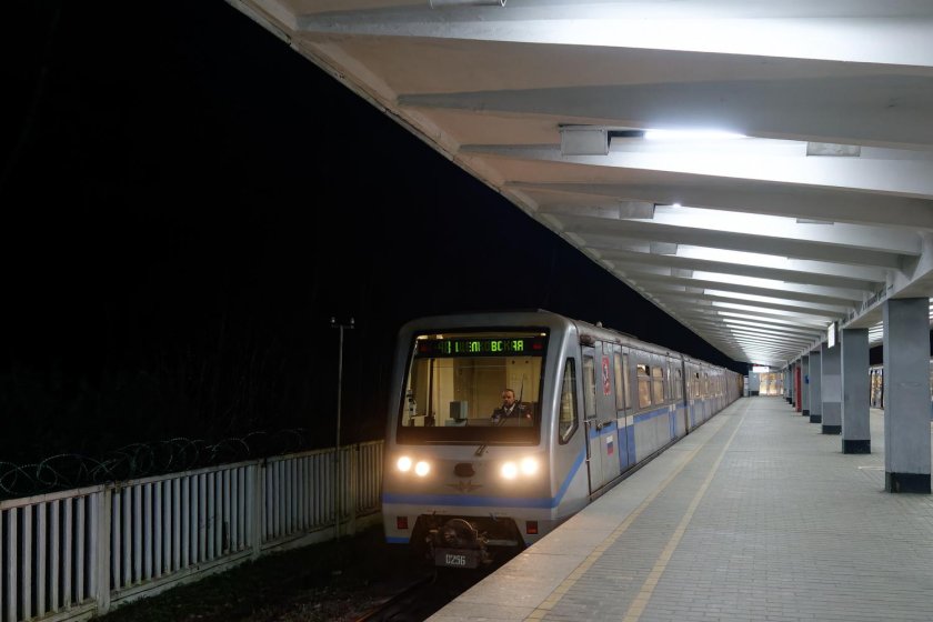 Поезд метро русич