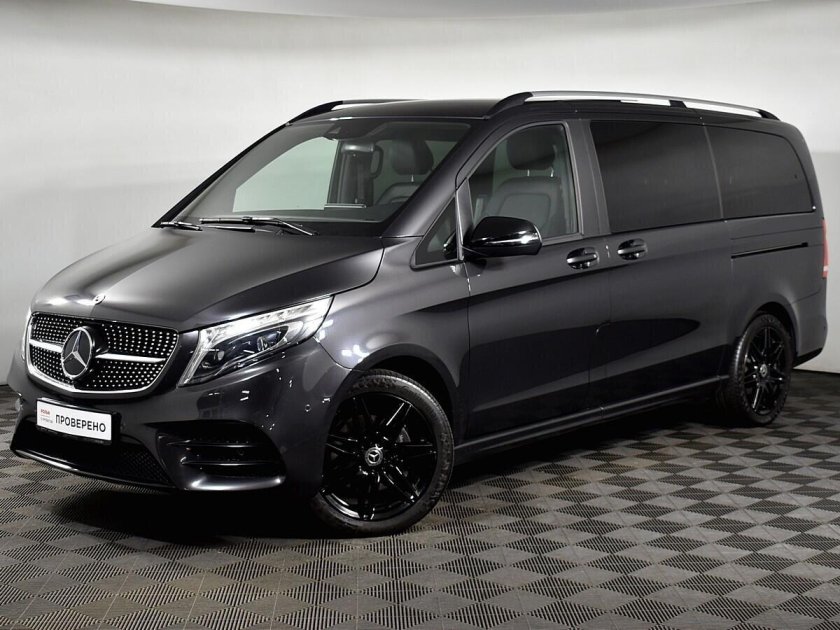 Серый минивэн Мерседес