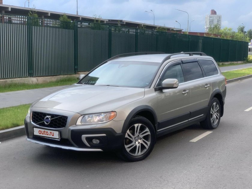 Бежевый универсал Вольво