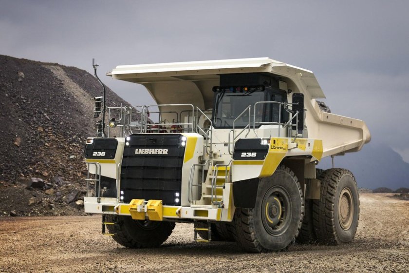 Liebherr карьерный самосвал