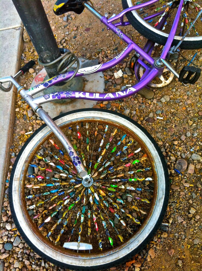 Цветная проволока на спицах велосипеда