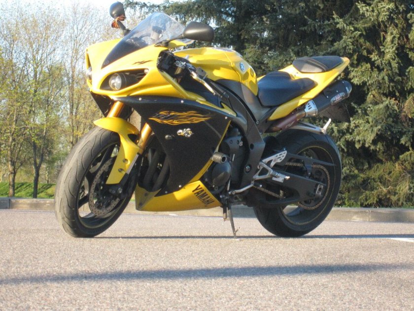 Yamaha YZF-r1 желтый