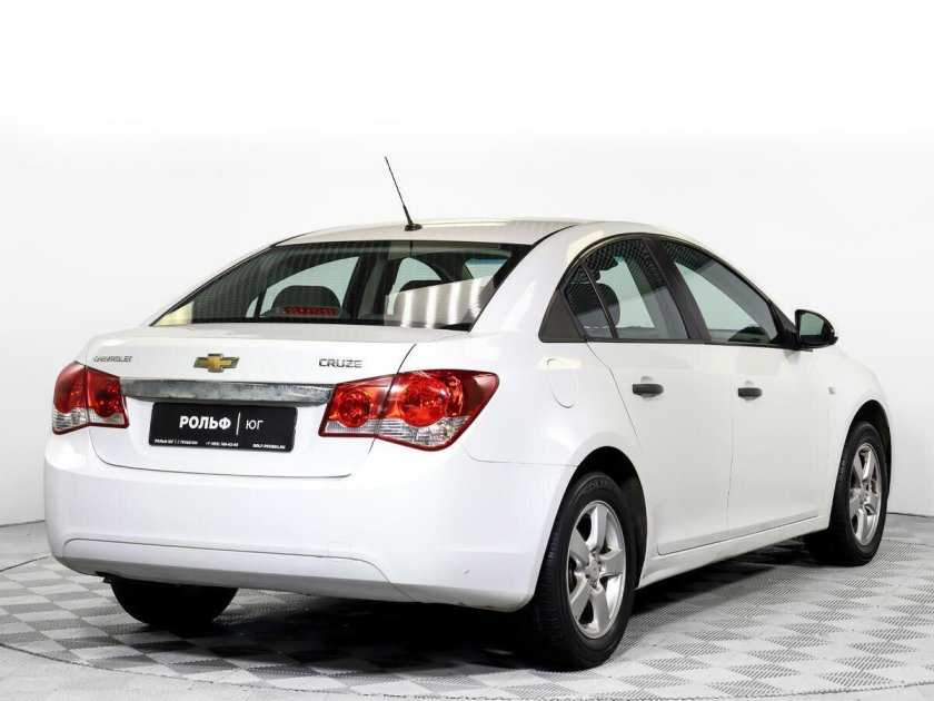 Белый шевроле круз