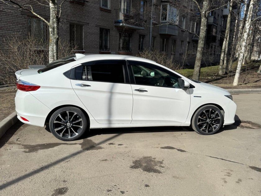 Белая хонда