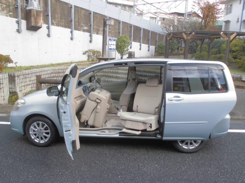 Toyota Raum 1998 открытые двери