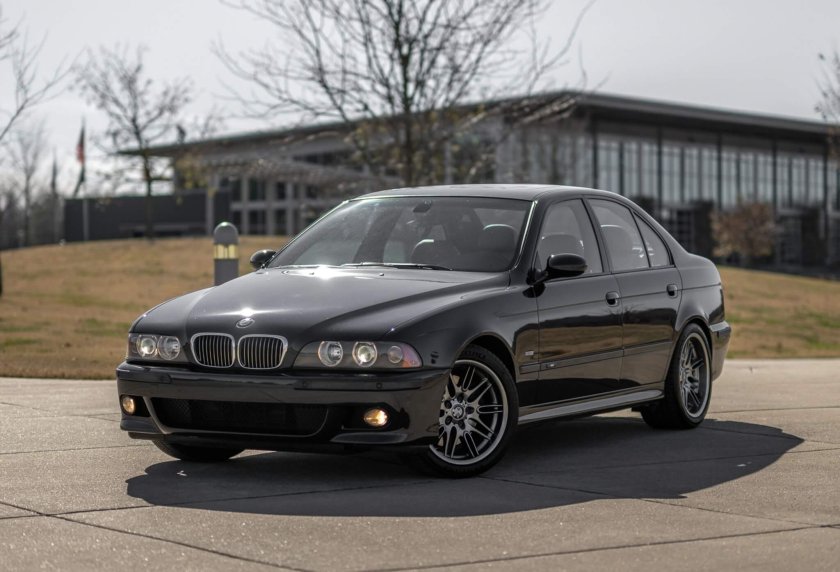 BMW e39 черная