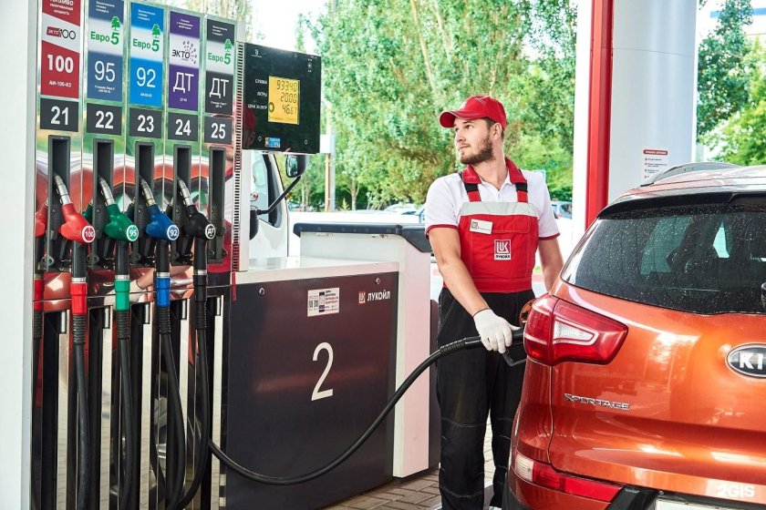 Заправщик АЗС Лукойл