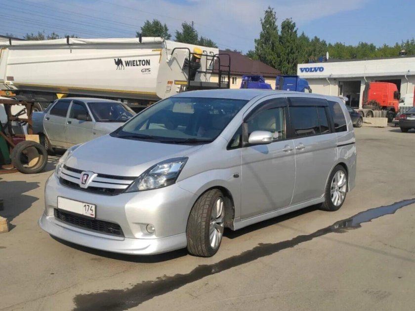 Тойота Исис 2005