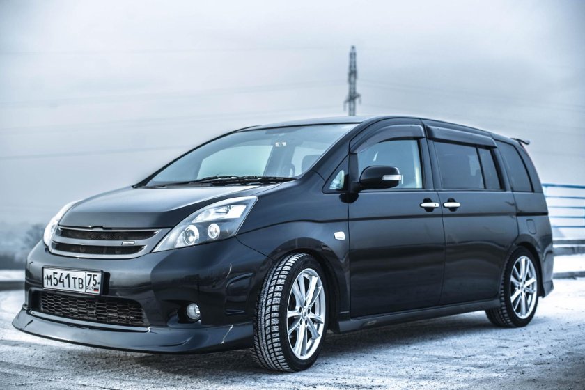 Тойота Исис платана