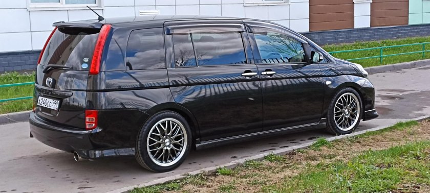 Тойота Исис на 17 дисках