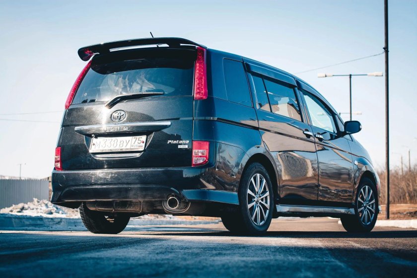 Тойота Исис платана