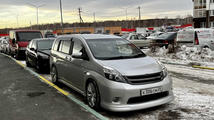 Тойота Исис 2005