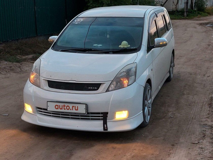 Тойота исис 2009