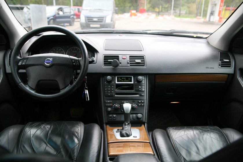 Нижняя панель Торпедо Volvo xc90