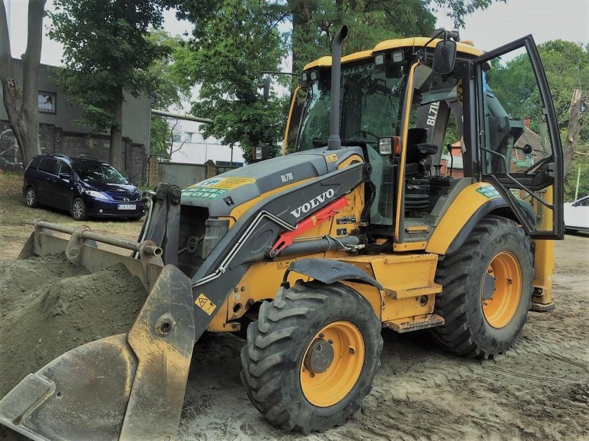 Экскаватор-погрузчик Volvo bl71