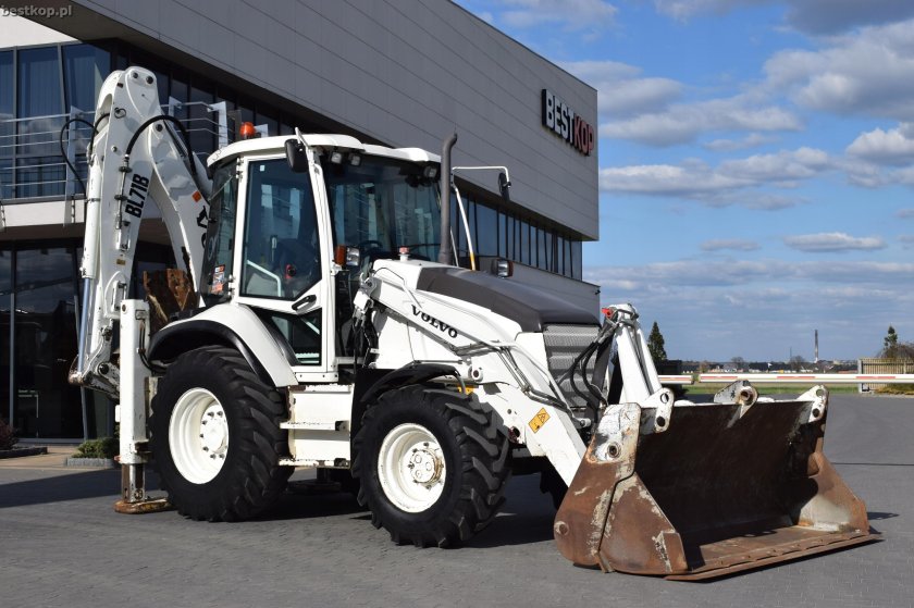 Экскаватор-погрузчик Volvo bl71b
