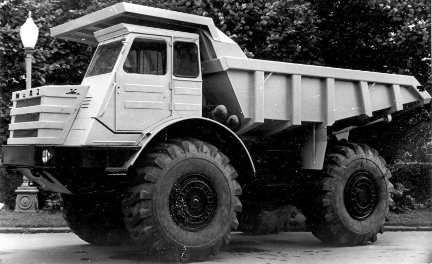 Карьерный самосвал МОАЗ