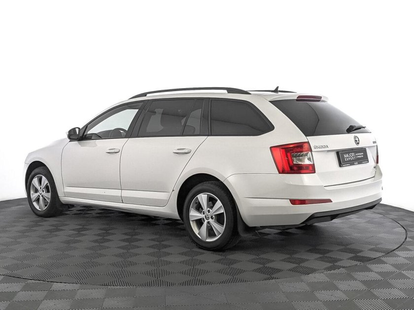 Шкода октавия белая