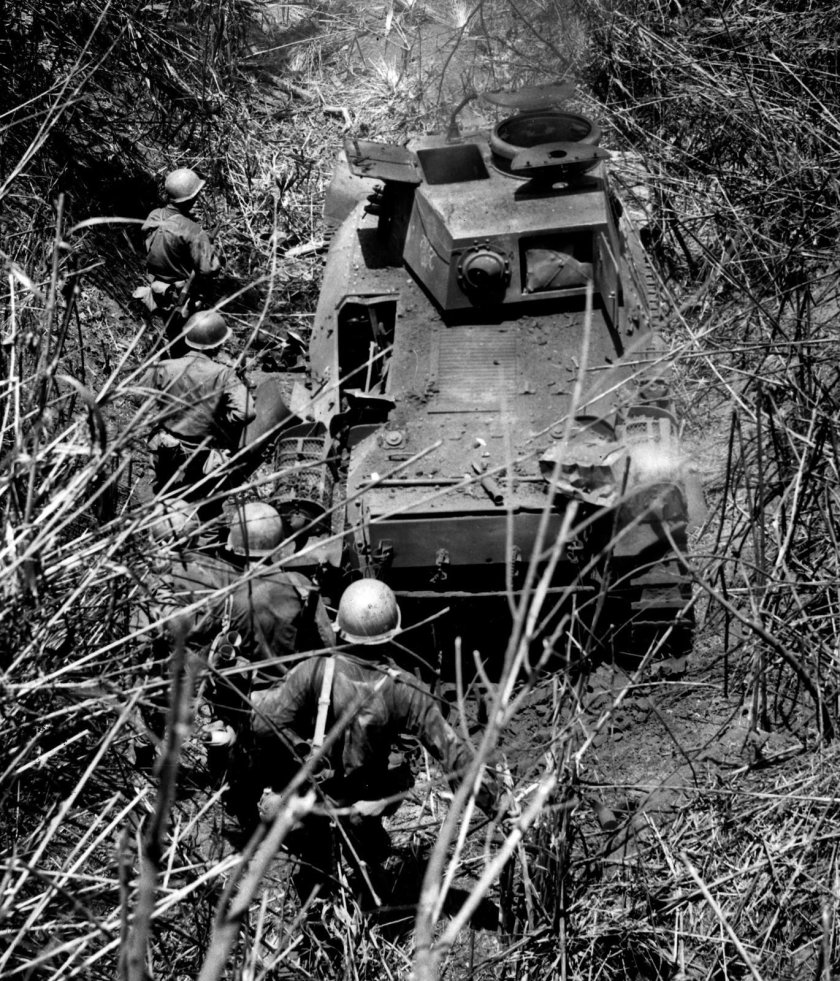 Подбитый японский танк 1945