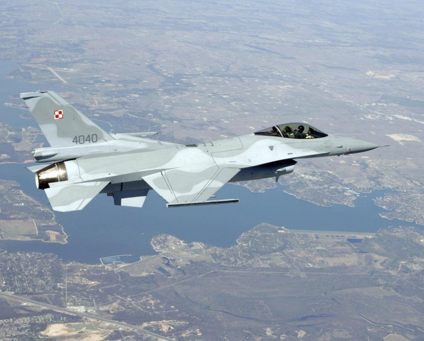 F16 истребитель