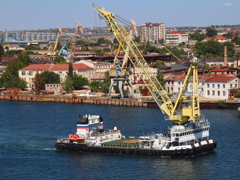 Самоходный плавкран