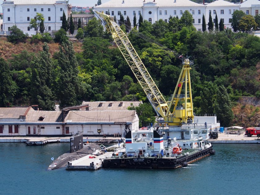 Самоходный плавкран спк-46150