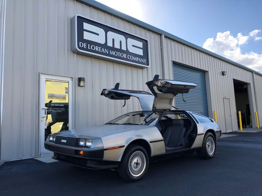DELOREAN DMC-12