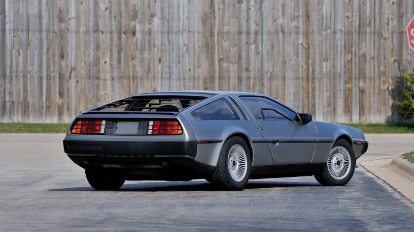 DELOREAN DMC-12