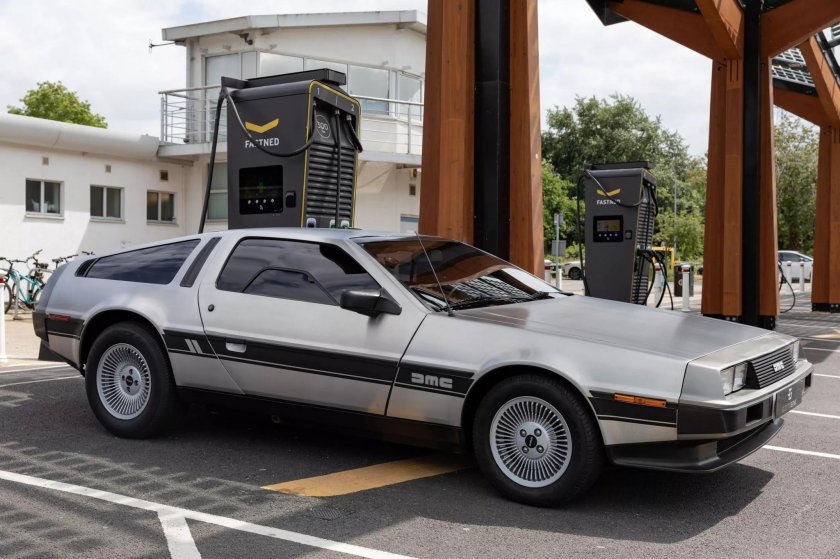 Машина времени delorean