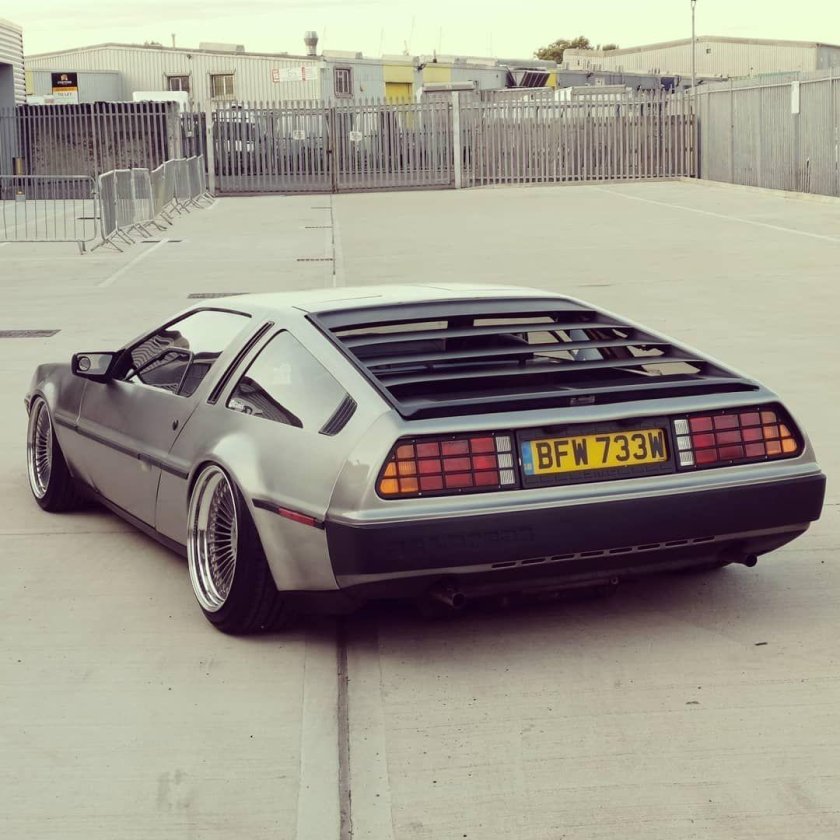 DELOREAN DMC-12