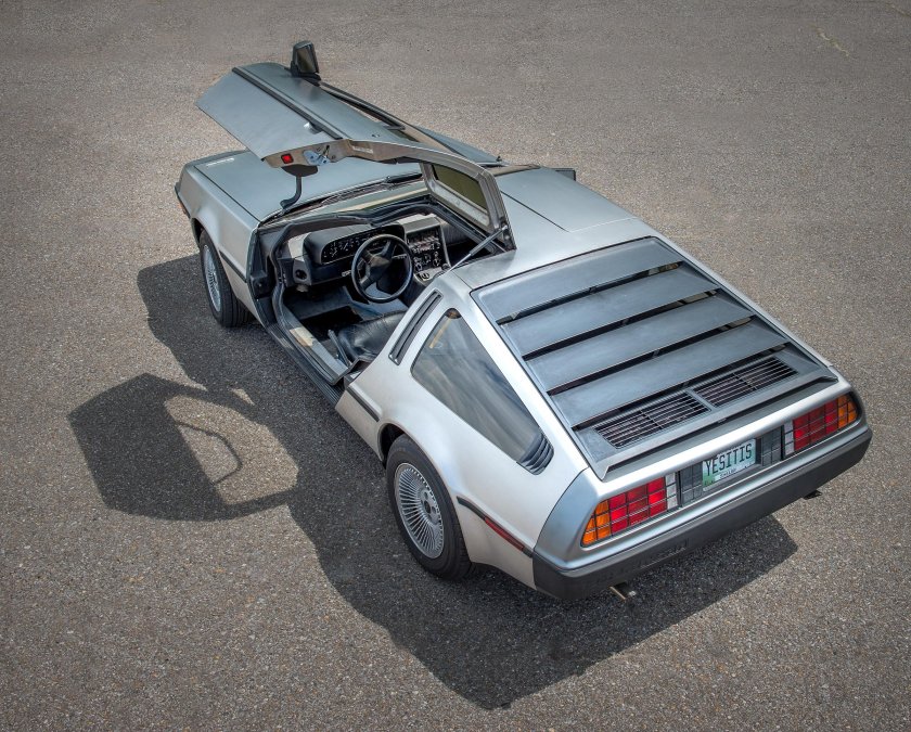DELOREAN DMC-12