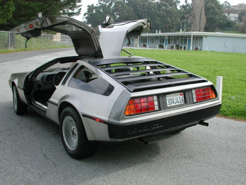 DELOREAN DMC-12