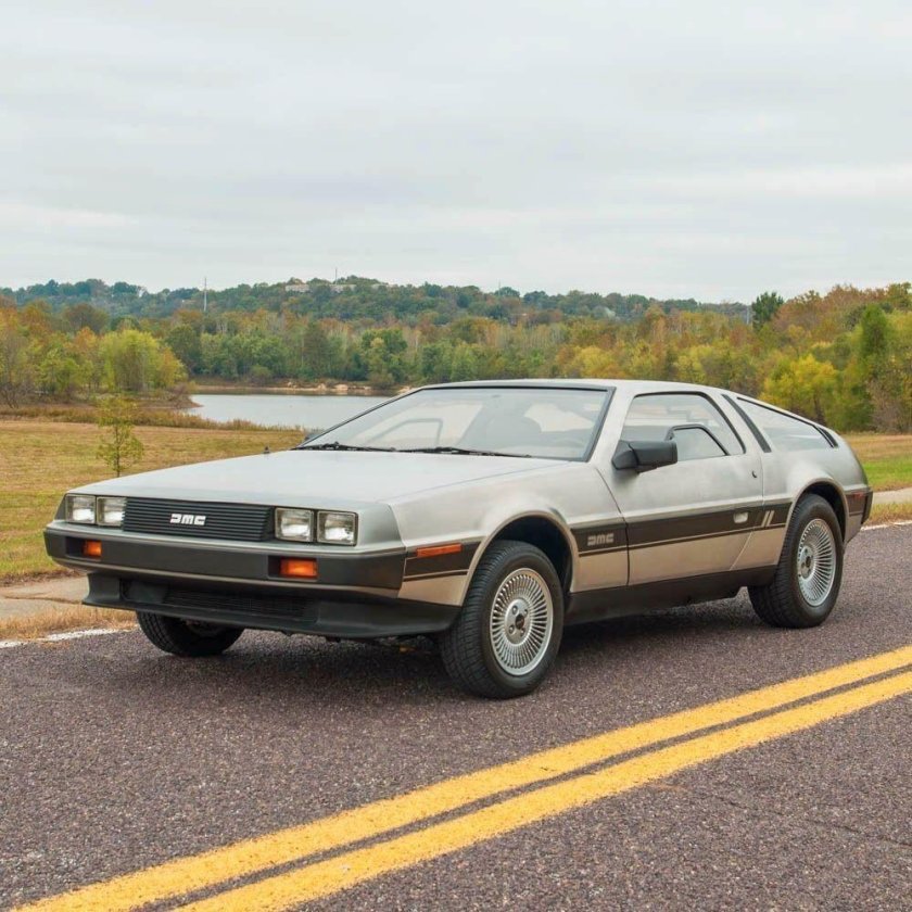 DELOREAN DMC-12