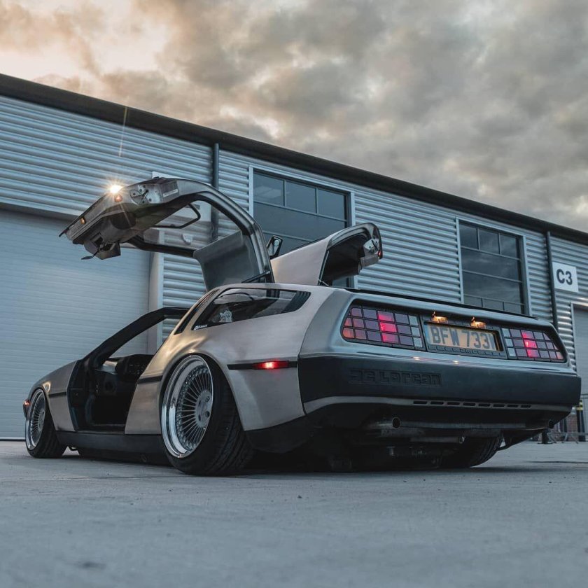 DELOREAN DMC 12 stance