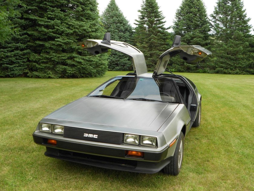 DELOREAN DMC-12