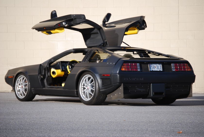 DELOREAN DMC-12