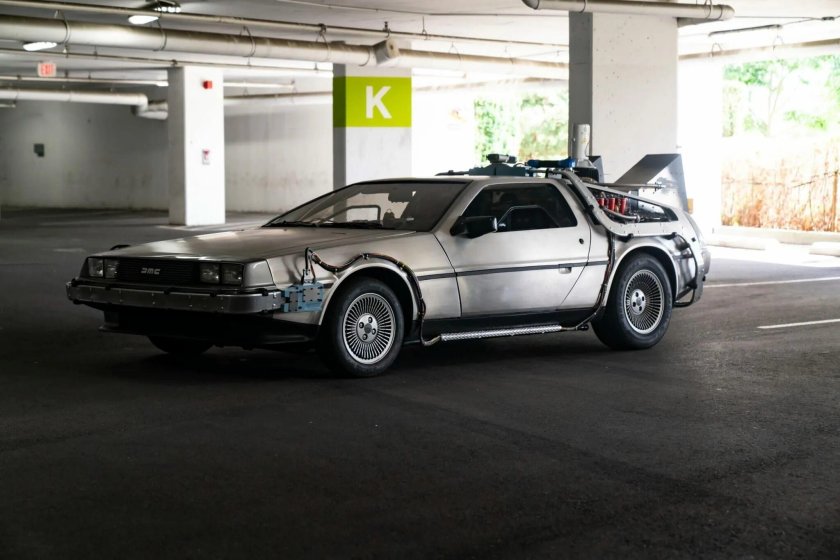 DELOREAN DMC-12
