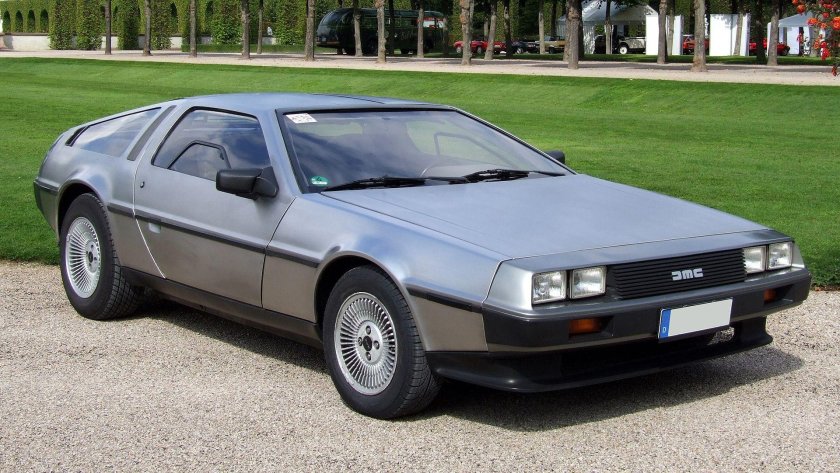 DELOREAN DMC-12
