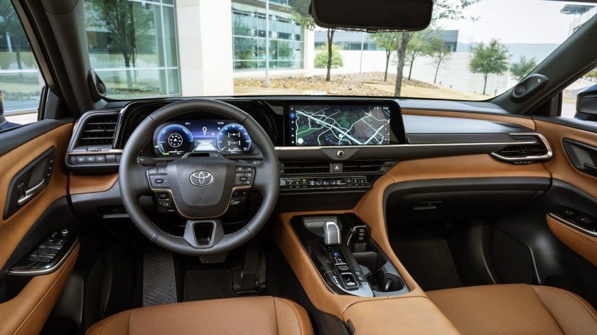 Новая тойота краун 2025