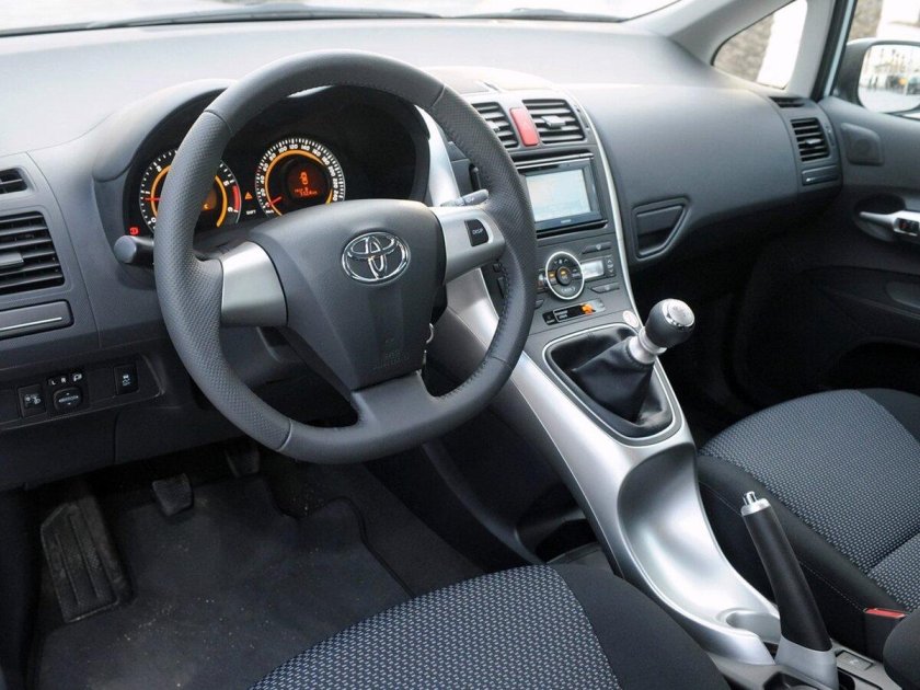 Тойота аурис 2010