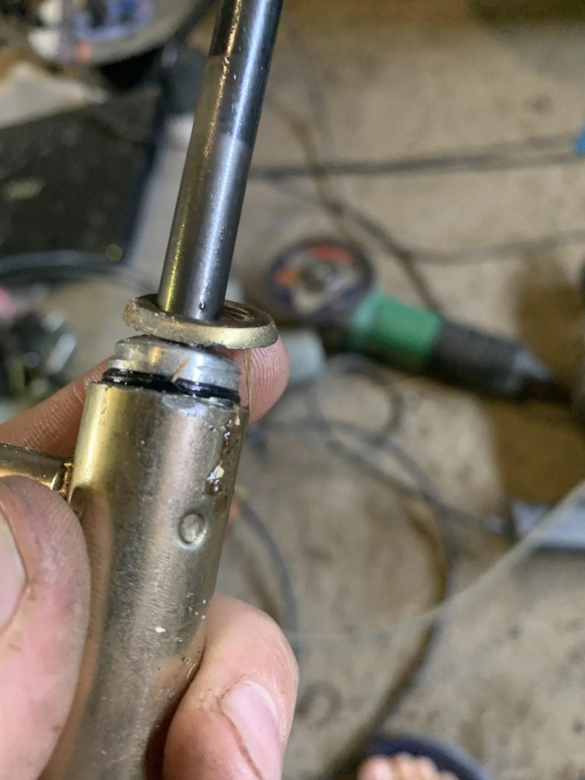 Течет гидроцилиндр по штоку