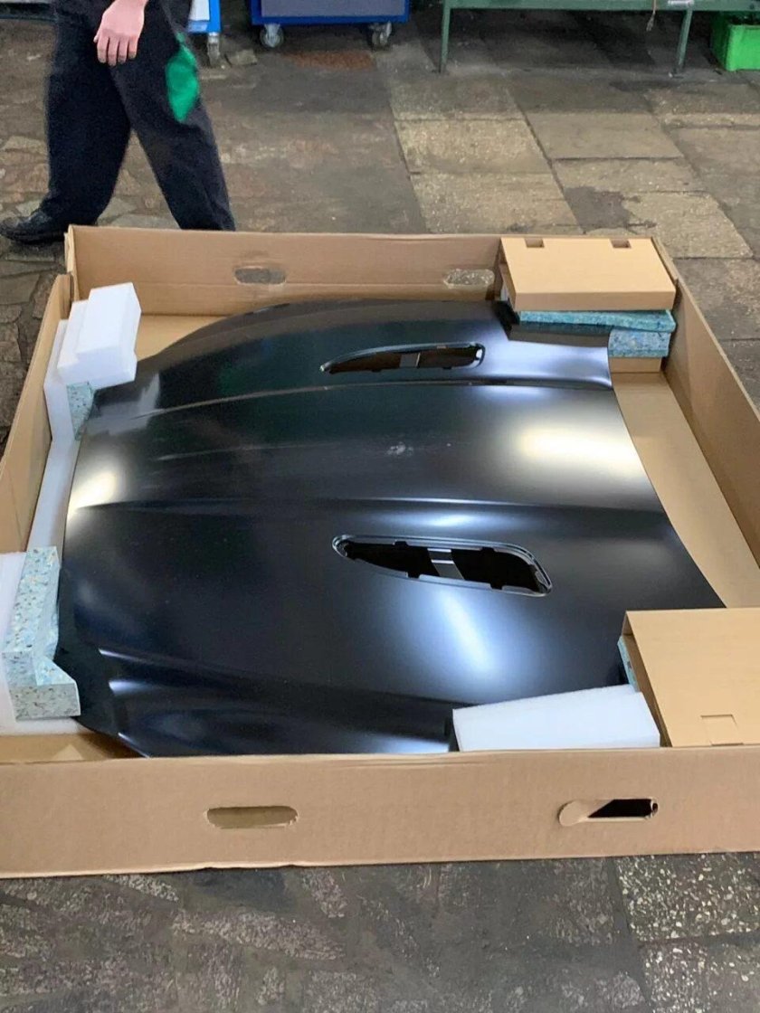 Капот на Jaguar XJ 2007