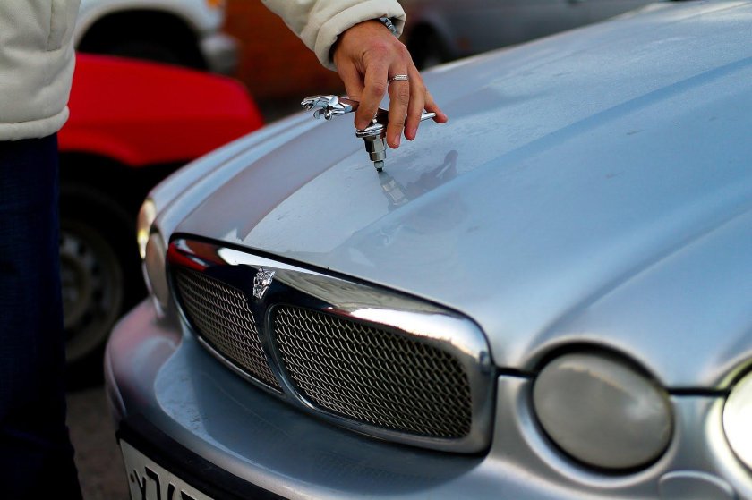 Ягуар на капоте