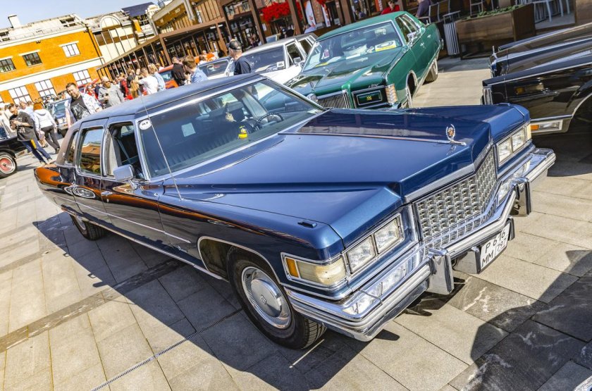 Cadillac fleetwood brougham 1976