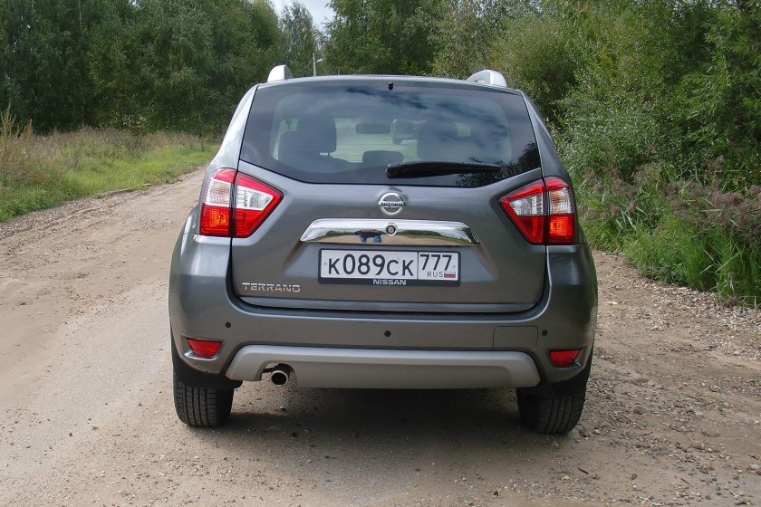 Nissan Terrano сзади