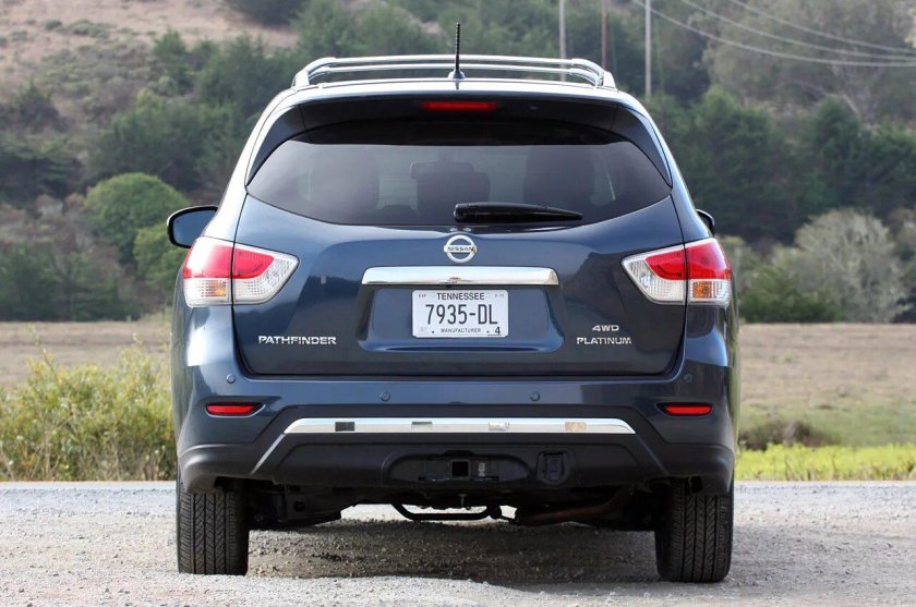 Nissan Pathfinder 2015 сзади